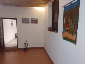 un pasillo con pinturas en las paredes de una habitación en Keka en Tilcara