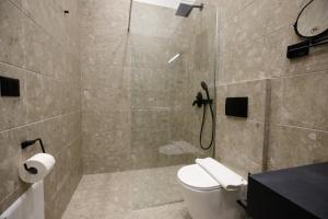 Vannituba majutusasutuses CLOUD 5 Blloku Rooms Tirana