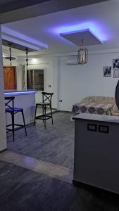 uma cozinha e sala de estar com iluminação azul em All seasons holiday em El Haouaria