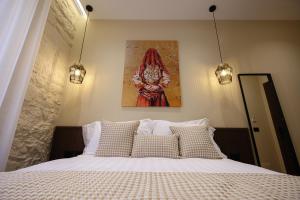 Voodi või voodid majutusasutuse CLOUD 5 Blloku Rooms Tirana toas
