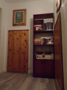 Habitación con puerta de madera y estantería. en Casa Vacanze Terra di Mezzo, en Invorio Inferiore