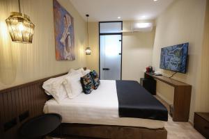 Voodi või voodid majutusasutuse CLOUD 5 Blloku Rooms Tirana toas
