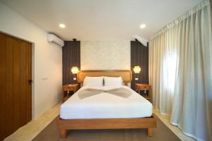 1 dormitorio con 1 cama con arco en Empyrean Tropical Wellness Portillo, en Las Terrenas