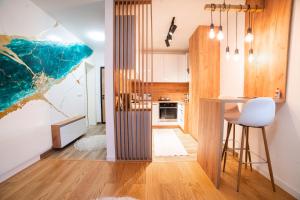 eine Küche mit einer Bar und einem Essbereich in einem Haus in der Unterkunft Apartment Vila Idila in Tuzla