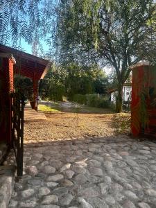 un parque con un pabellón y una pasarela en Casa bela energia en Villa Las Rosas
