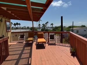 un patio con sillas y toldo en una terraza en Southwind Inn, en Port Isabel