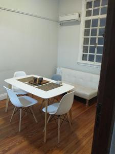 - une salle à manger avec une table, des chaises et un canapé dans l'établissement PLAZA SAN MARTIN, à Buenos Aires