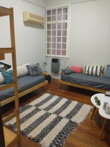 - un salon avec deux canapés et un tapis dans l'établissement PLAZA SAN MARTIN, à Buenos Aires