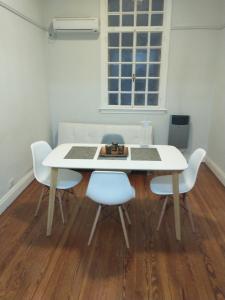 - une table et des chaises blanches dans la chambre dans l'établissement PLAZA SAN MARTIN, à Buenos Aires