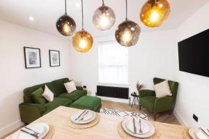 een woonkamer met een groene bank en een tafel bij Skegness Luxury 2 bedroom accommodation , sleeps 6 people in Lincolnshire