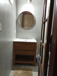 La salle de bains est pourvue d'un lavabo et d'un miroir. dans l'établissement PLAZA SAN MARTIN, à Buenos Aires