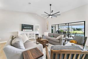 ein Wohnzimmer mit einem Sofa und einem Tisch in der Unterkunft Waterside Villa Fish Swim Golf Enjoy in Rotunda-West