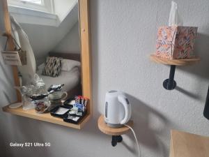 Příslušenství pro přípravu čaje a kávy v ubytování St Leonards Guest House