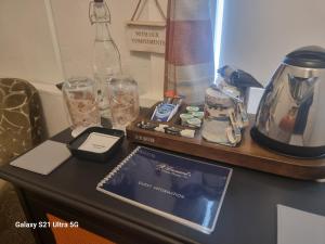 Příslušenství pro přípravu čaje a kávy v ubytování St Leonards Guest House