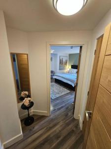 um quarto com um quarto com uma cama e um corredor em ZenZone Studio Flat em Preston
