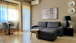 Casa Cavour في مستربيانكو: غرفة معيشة مع أريكة وطاولة