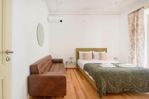 リスボンにあるLisbon Lodgeのベッドルーム1室(ベッド1台、ソファ、椅子付)