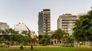 un parque en una ciudad con edificios altos en Live Soho Boutique Apartments Belgrano, en Buenos Aires