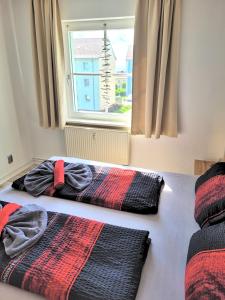 two beds sitting in a room with a window at Ferienwohnung Seebrise in Sassnitz