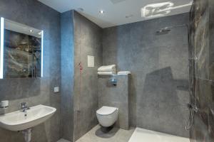 uma casa de banho com um lavatório, um WC e um chuveiro em Diff-Rent Living em Harrow