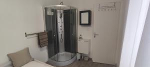 eine Dusche im Bad mit Glasdusche in der Unterkunft Berthe Lydie Cottage Charme, Confort et Mer in Fort-Mahon-Plage