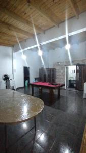 een grote kamer met een tafeltennistafel. bij La Casita Quincho in González Catán
