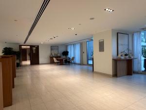 um quarto grande com um grande piso de azulejo e janelas em CityVibesDxb em Dubai