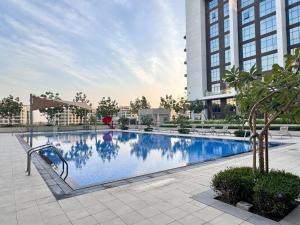 uma grande piscina no meio de um edifício em CityVibesDxb em Dubai