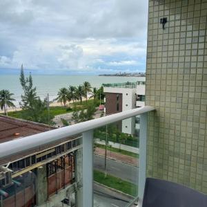 vistas al océano desde el balcón de un edificio en Flat vista mar de Intermares completíssimo 508, en João Pessoa