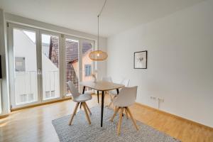 a dining room with a table and chairs at Altstadt Apartment 2 Zimmer am Weibermarkt in Reutlingen