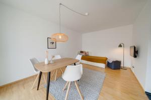 een kamer met een tafel en stoelen en een bed bij Altstadt Apartment 2 Zimmer am Weibermarkt in Reutlingen
