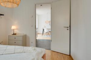 a bedroom with a bed and a hallway with a table at Altstadt Apartment 2 Zimmer am Weibermarkt in Reutlingen