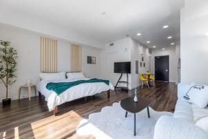a bedroom with a bed and a living room at Luxury Home in Hollywood with Pool I Gym I Free Parking in Los Angeles +33 photos