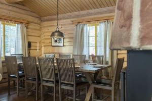 a wooden dining room with a table and chairs at Aktiv familjesemester i Lindvallen. MTB, downhill, vandring, sommarskidåkning & bad. 30:e juni till 6:e juli in Sälen