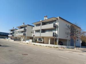 un edificio de apartamentos al lado de una calle en Apartman ZEN, en Medulin