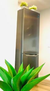 einen Kühlschrank mit zwei Topfpflanzen darüber in der Unterkunft Private Entire Waterfront Guest Suite, close to Banff, Canmore & Kananaskis in Calgary