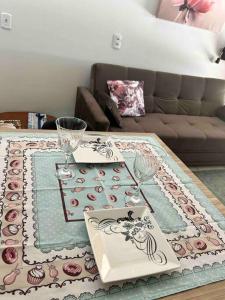 stół z tkaniną na górze stołu w obiekcie Casa Recanto Aconchego 1 w mieście Sorriso