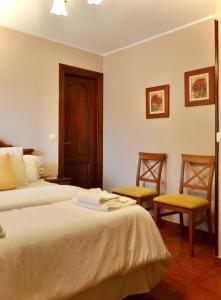 um quarto de hotel com duas camas e duas cadeiras em Casa Marian em Cangas de Onís
