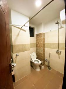 uma casa de banho com um WC e um chuveiro em Islamabad Oasis Residences em Islamabad