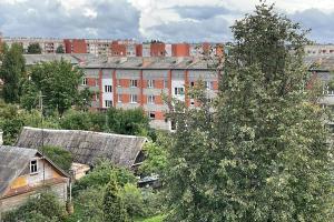 una vista aérea de una ciudad con edificios y árboles en Piektais stāvs / 5th floor, en Ludza