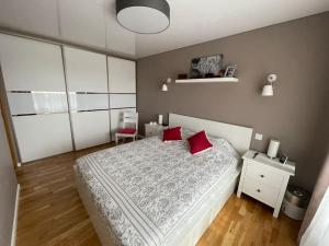 Postel nebo postele na pokoji v ubytování Piektais stāvs / 5th floor + 4 fotografie