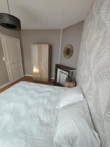 Säng eller sängar i ett rum på Appartement cosy rethel