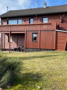 uma casa com uma cerca de madeira e um quintal em Das Hexenlandhaus em Braunlage