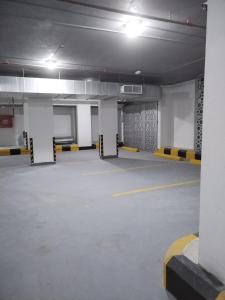 un garage vuoto con pareti gialle e bianche di وحدات فندقية خاصة a Al Jubayl