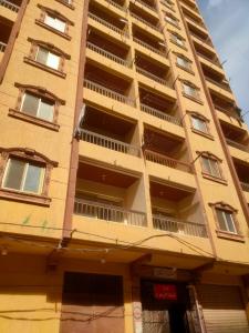 un edificio alto con balconi sul lato di See view Alexandria شقة فندقية zahraa elagami ad Alessandria d'Egitto