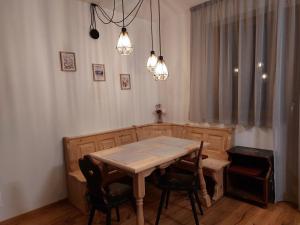 - une salle à manger avec une table et deux chaises dans l'établissement Oberschoeberlehof, à Merano