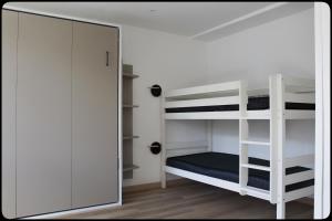 1 Schlafzimmer mit 2 Etagenbetten und einem Schrank in der Unterkunft Spacious cocoon in Six-Fours-les-Plages in Six-Fours-les-Plages