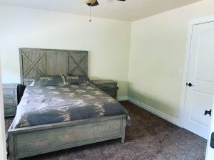 Gallery image of Majestic newly renovated home surrounded by greenery in Grants Pass