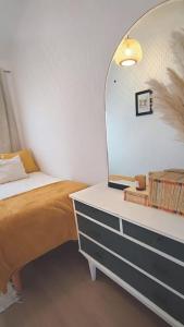 เตียงในห้องที่ Acogedor Apartamento céntrico en Zamora