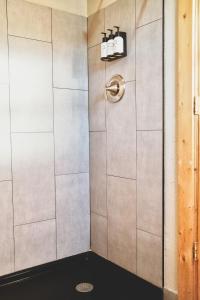 eine Duschkabine im Bad mit Dusche in der Unterkunft Lakeside Lodge Resort and Marina in Pinedale